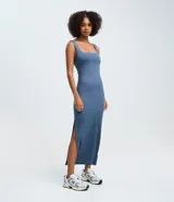 Vestido midi de ajuste entallado confeccionado en poliamida con elastano. Presenta escote cuadrado, breteles anchos y una abertura lateral en el ruedo.