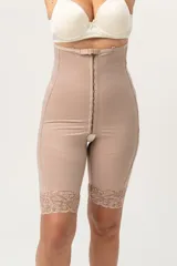 Faja modeladora color piel, de abdomen, espalda y piernas, con broches reforzados, breteles desmontables y efecto levanta cola. Confeccionada con tela que contiene fibra LYCRA® XTRA LIFE™.