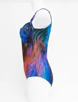 Malla entera estampada con diseño colorido y vibrante, escote en V con detalle de aplique metálico y breteles finos regulables. Cuenta con copas armadas y forro interno.