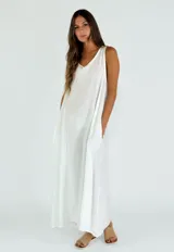 Vestido largo blanco de algodón, sin mangas, con escote en V y corte amplio y holgado.