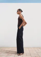 Pantalón wide leg de tiro alto en tejido de algodón estilo denim, color azul marino, con trabillas, cuatro bolsillos y cierre oculto con botón, gancho y cremallera.