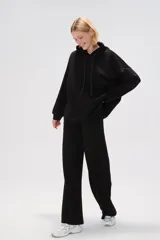 Pantalón negro de poliéster, corte recto y tiro alto.