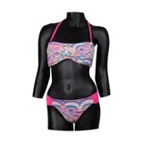 Conjunto de bikini estampado con motivos geométricos en tonos pastel y detalles en fucsia. El corpiño es bandeau con tirantes finos y la bombacha es vedetina con laterales fruncidos.