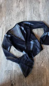 Remera marrón con estampado abstracto, mangas acampanadas y escote en V.