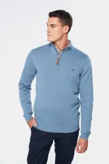 Buzo de tejido fino en hilo de algodón, color rosado, con cuello alto y cierre frontal parcial con detalle en cuero. Presenta puños y ruedo acanalados y un pequeño logo bordado en el pecho.