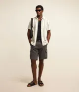 Bermuda cargo para hombre en sarga gris oscuro, con bolsillos laterales con solapa y cierre de botón y cremallera.