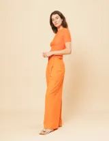 Pantalón de lino color naranja, de tiro alto y corte wide leg.