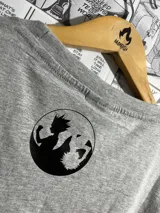 Remera gris con estampado de Gon y Killua de Hunter x Hunter vestidos con trajes.