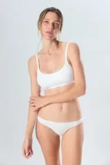 Bombacha tipo colaless de diseño minimalista y corte clásico, confeccionada en tejido suave y elástico con forro de algodón.