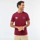 Remera de cuello redondo y manga corta color bordó, con estampado gráfico pequeño en el pecho que incluye logotipos de estilo automotriz.