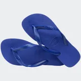 Ojotas Havaianas modelo Top, de diseño clásico y minimalista, confeccionadas en goma de alta calidad con textura antideslizante en la suela y tiras anchas con el logo de la marca en relieve.