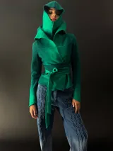 Chaqueta roja de lana merino afieltrada con teñido degradé. Tiene cuello grande y lazos para atar en la cintura.