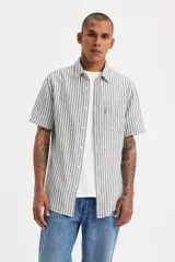 Camisa de manga corta Levi's con diseño de rayas verticales en tonos gris y blanco. Presenta cuello clásico, cierre frontal con botones y un bolsillo en el pecho con la etiqueta roja característica de la marca.