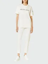 Remera blanca de algodón con logo Moncler estampado en el frente.