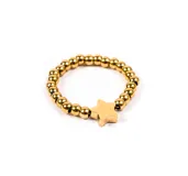Anillo elástico con cuentas doradas y dije de estrella.