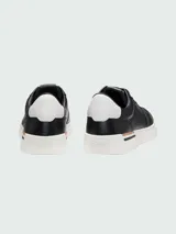 Zapatillas Boss de cuero negro con cordones al tono, suela de goma blanca y detalle de logo en el lateral y la lengüeta.