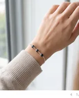 Pulsera de cadena fina de plata 925 con tres circonias negras redondas engastadas.