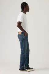 Pantalón de jean corte regular taper, con diseño de cinco bolsillos, cierre de botón y cremallera, y acabado en tono azul medio con efecto desgastado.