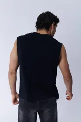 Musculosa oversize de corte recto y color negro, con cuello redondo y sisas amplias.