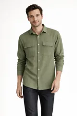 Camisa de manga larga color verde oliva, con cuello clásico, cierre frontal de botones y dos bolsillos frontales con solapa.