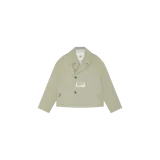 Blazer corto de color verde militar, de corte estructurado y solapas de muesca. Cuenta con cierre frontal de dos botones oscuros, bolsillos frontales ribeteados y una etiqueta distintiva de la marca bordada en el frente.