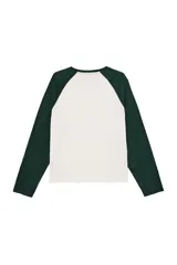Camiseta cropped fit de manga larga con diseño raglán en combinación de colores marrón y tostado, cuello redondo y bordes rústicos.