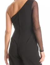 Enterito negro de crepe premium con caída pesada y fluida. Presenta un escote asimétrico, una única manga larga de mesh transparente y pierna de corte recto. Incluye bolsillos laterales invisibles y cierre invisible en la espalda.