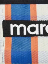 Neceser de mano en nailon a rayas azules, naranjas y blancas con logo "Marant" bordado en negro en la parte delantera. Cierre con cremallera y ribete superior negro.