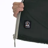 Campera polar de hombre con cierre frontal, cuello alto y bolsillos laterales. Diseño con bloques de color en tonos de verde, gris y negro, con estampado de paisaje montañoso en la parte inferior.