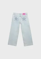 Jean straight de tiro bajo con acabado brillante, trabillas en la cintura y diseño de cuatro bolsillos. Presenta detalle de estrellas estampadas en los bolsillos traseros y etiqueta de marca en color rosa.