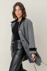 Tapado de corte recto con estampado de pata de gallo en tonos azul y gris. Presenta cuello camisero y detalles en los puños en color negro, cierre frontal con botones y bolsillos laterales.