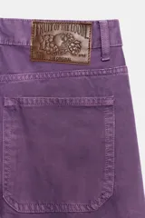 Pantalón de tiro medio de corte recto, color violeta, con cinco bolsillos, trabillas en la cintura y detalle de costuras marcadas en las piernas. Cuenta con presilla lateral de carpintero y cierre frontal con botón y cremallera.