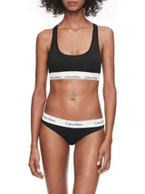 Bralette deportivo Calvin Klein de la línea Modern Cotton, confeccionado en mezcla de algodón y modal. Presenta un diseño sin forro ni relleno, con espalda cruzada y banda elástica inferior distintiva de la marca.