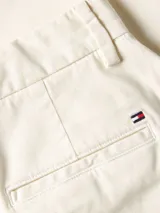 Pantalón chino color crema de corte recto y slim, confeccionado en algodón elástico.