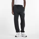 Pantalón de jogging New Balance color negro, confeccionado en tejido polar suave. Presenta un corte relajado, cintura elástica con cordón ajustable y el logotipo de la marca estampado en la pierna izquierda.