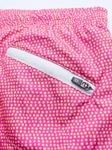 Short de baño rosado con estampado de lunares blancos, cintura elástica y cordón ajustable.