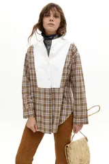 Camisa oversize de algodón con estampado de cuadros en tonos marrones y blancos, con pechera blanca en contraste, cuello mao y mangas largas.