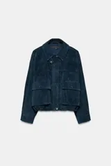 Cazadora estilo bomber confeccionada en piel, con cuello solapa, manga larga y cierre frontal con cremallera oculta y botones a presión. Presenta bolsillos delanteros de plastrón con solapa y botón a presión.