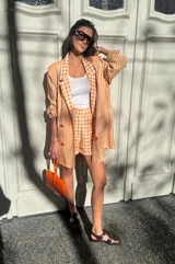 Blazer oversize con solapas y cuatro botones. Diseño estructurado con forro interior.