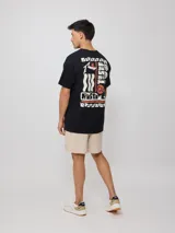 Remera de algodón verde claro con diseño oversize y estampado delantero pequeño en el pecho.