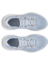 Championes de running Under Armour Infinite Pro 2, color celeste con entresuela blanca y detalles en naranja. Cuentan con capellada de malla transpirable, amortiguación UA HOVR+ y suela de goma diseñada para mayor durabilidad y retorno de energía.