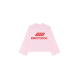 Remera de manga larga color rosado, con diseño holgado y estampado frontal en color rojo con el logotipo de la marca.