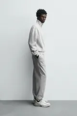 Sudadera roja de corte regular, con cuello alto y cierre frontal de cremallera. Manga larga y terminaciones en rib.