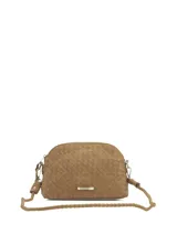 Cartera bandolera Hush Puppies color caramelo, de diseño tejido tipo damero y formato redondeado con cierre superior. Cuenta con placa metálica frontal con el logo de la marca y correa ajustable y desmontable.