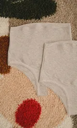 Pack de dos bombachas maternales de tiro alto, confeccionadas en algodón gris melange con detalle de puntilla en los bordes de las piernas. Diseño con faja delantera reforzada para mayor sujeción y comodidad durante el embarazo.