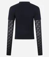 Blusa tipo baby look color negro, con cuerpo de algodón y mangas largas integradas de encaje con diseño floral. Presenta un diseño de superposición que simula una manga corta sobre la manga larga de encaje.