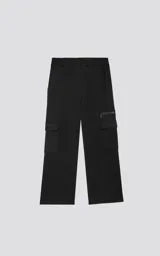 Pantalón de jogging negro de frisa, con cintura y puños elásticos. Posee bolsillos laterales y un bolsillo cargo adicional con cierre en el muslo derecho.