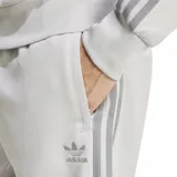 Pantalón de jogging gris claro con cintura elástica, corte ajustado y tres rayas grises a los costados.