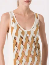 Vestido negro midi con aberturas geométricas y tiras finas.