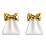 Caravanas vintage con diseño de moño dorado en la parte superior y cuerpo trapecio esmaltado en color blanco.